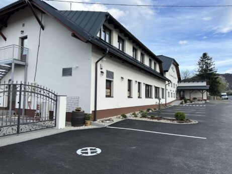 Kurzy plavání pro&nbsp;děti - Třinec Kenny Park - Přední parkoviště